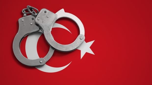 Handschellen auf der Türkei-Flagge