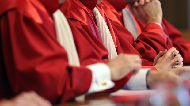 Das Foto vom Mittwoch (24.11.2010) zeigt die Roben der Richter des Ersten Senats beim Bundesverfassungsgericht in Karlsruhe während der Urteilsverkündung zum Gentechnikgesetz.