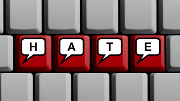 Tastatur mit der Aufschrift HATE