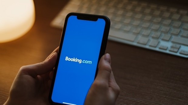 Die Startseite von Booking.com auf einem Smartphone