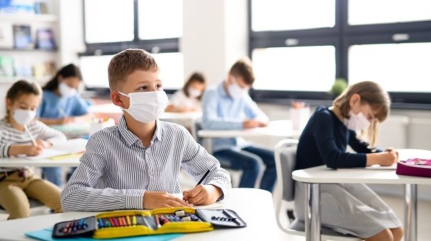 Schüler mit Masken im Klassenraum