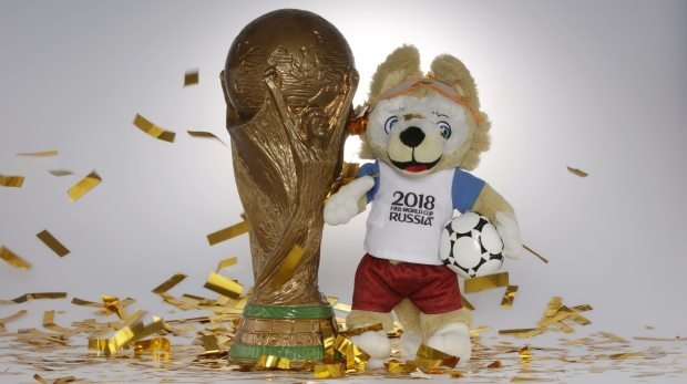 WM-Pokal und Maskottchen Wolf Zabivaka