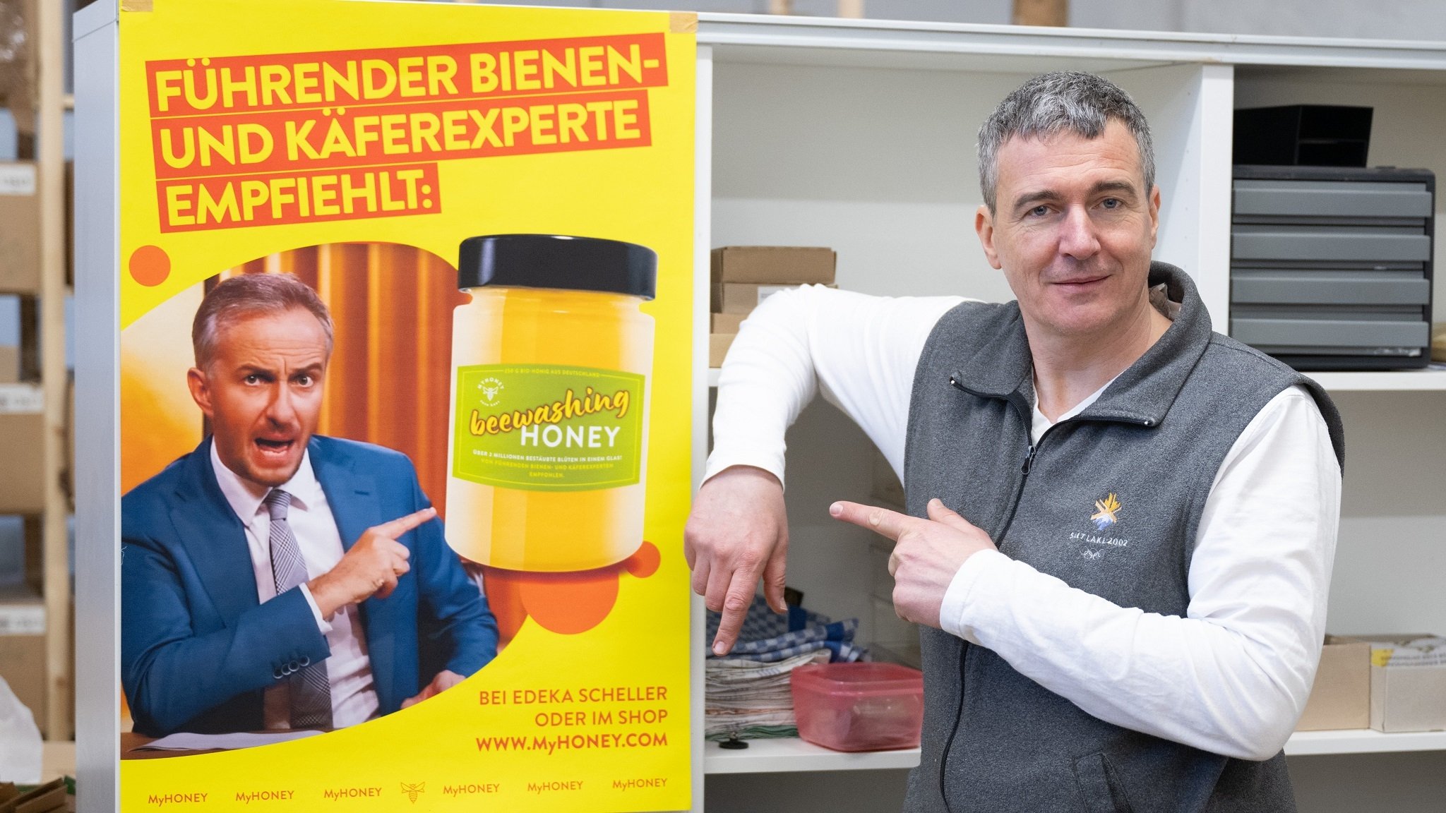 Eine satirische Werbung: Böhmermann als "führender Bienen- und Käferexperte"