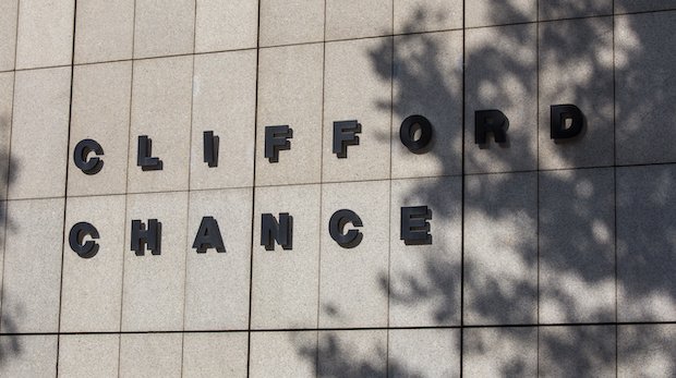 Bürogebäude mit Logo von Clifford Chance