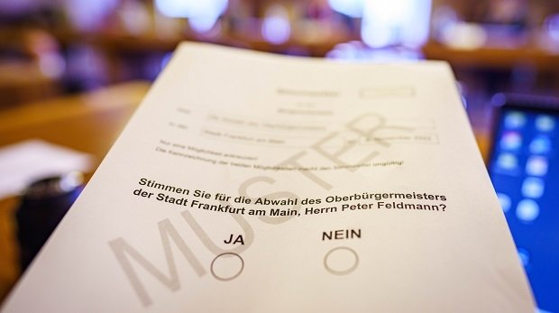 Stimmzettel Bürgerentscheid Frankfurt Abwahl Feldmann