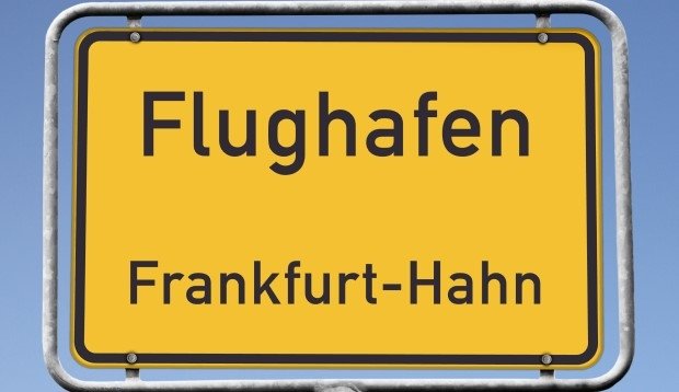 Schild Flughafen Frankfurt-Hahn