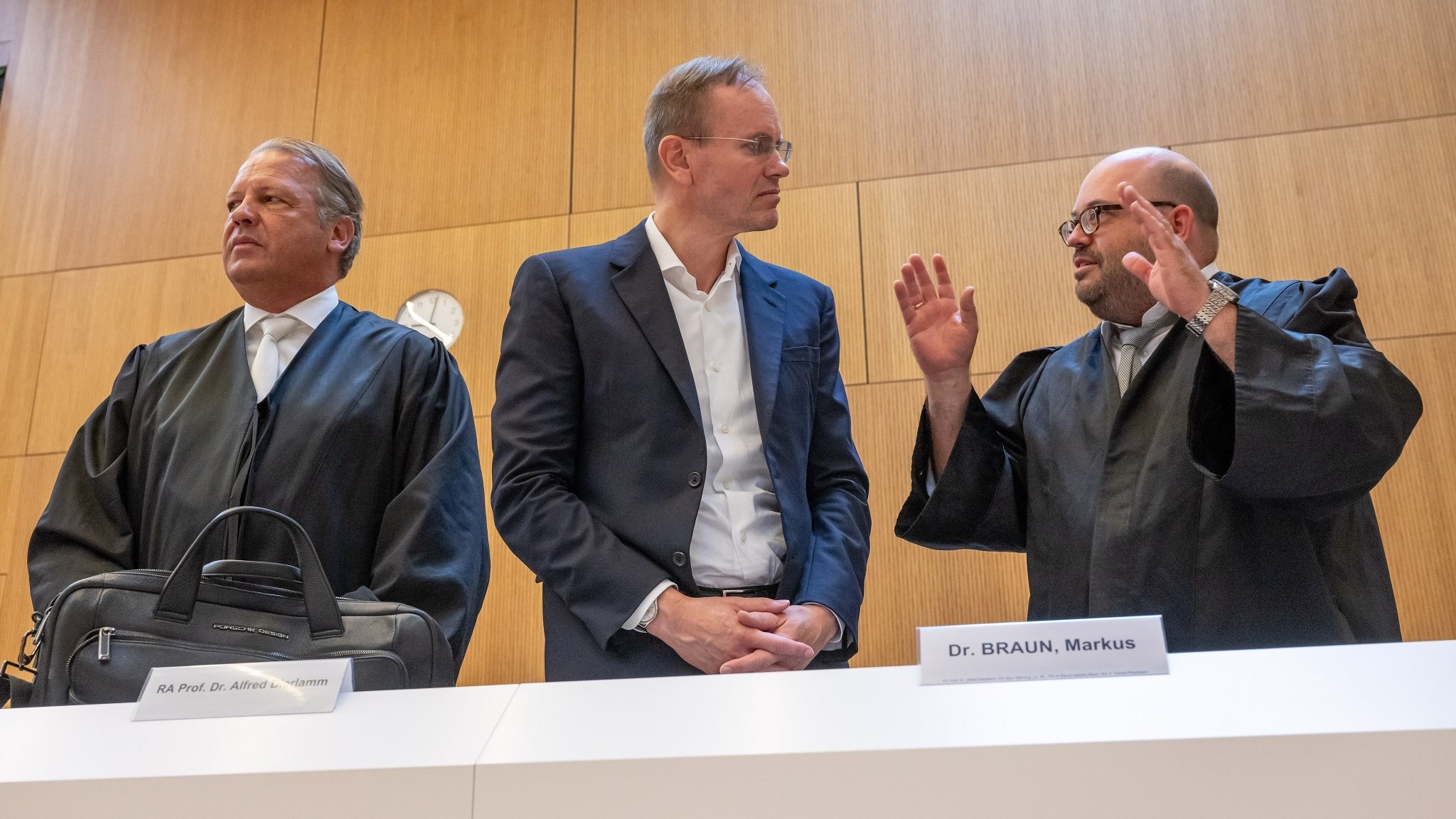 Markus Braun steht an der Anklagebank zwischen seinen Anwälten Alfred Dierlamm (l.) und Nico Werning (r.).