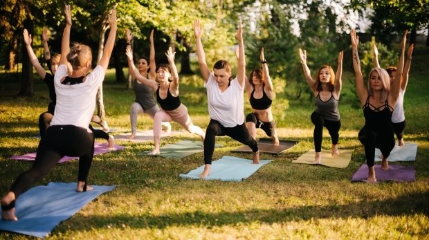 Yoga-Kurs in einem Park (Symbolbild)