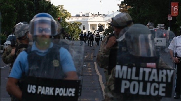 Polizisten lösen eine Demonstration im Washingtoner Lafayette Park auf