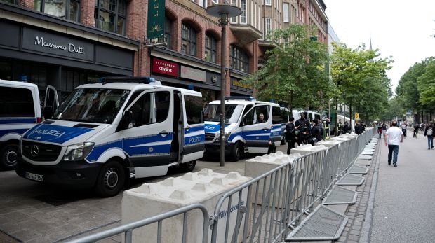 Polizei vor einem Hamburger Hotel