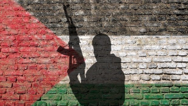 Schatten vor einer palestinensischen Flagge