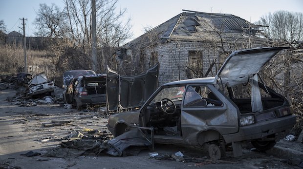 Zerstörung vor der Stadt Torske aufgrund von Kämpfen zwischen russischen Truppen mit ukrainischen Streitkräften.