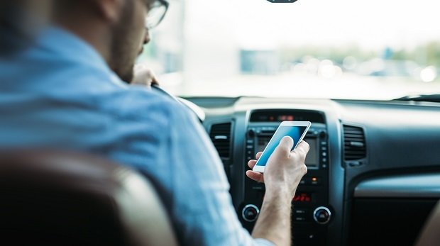 Autofahrer nutzt Smartphone (Symbolbild)