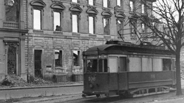 Straßenbahn vor Ruine in Potsdam (1945)