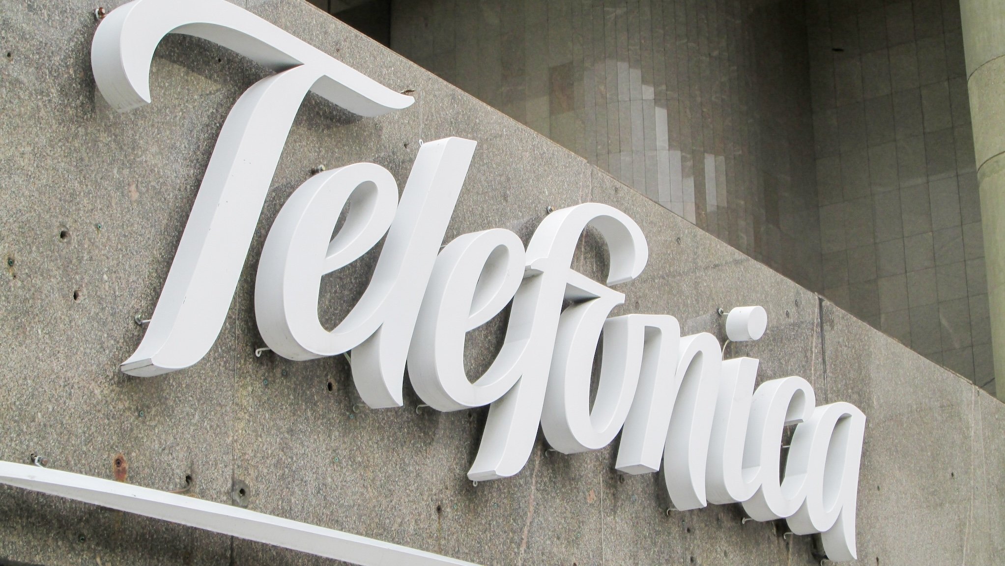 Logo von Telefonica an einer Fassade
