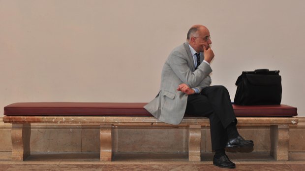 Der Landtagsabgeordnete Alfred Sauter (CSU) sitzt am Dienstag (15.06.2010) auf einer Steinbank vor dem Plenarsaal im bayerischen Landtag in München (Oberbayern).