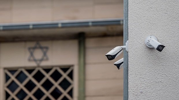 Überwachungskameras hängen an der Synagoge in Hagen.