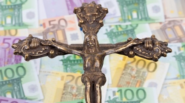Jesus-Kreuz vor Euro-Geldscheinen