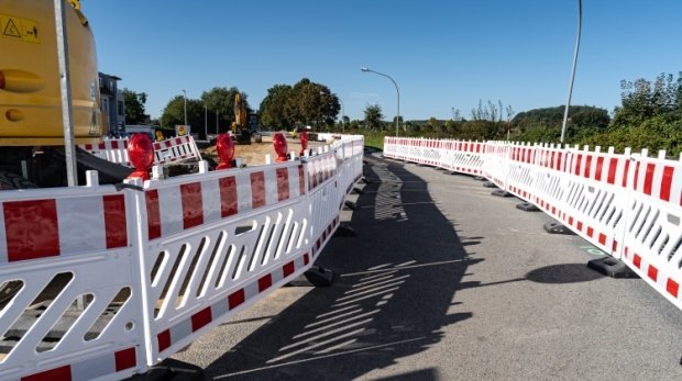 Barriereschranken sichern die Straßenbaustelle ab