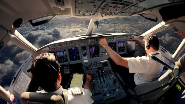 Cockpit mit Piloten (Symbolbild)