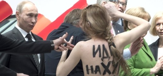 Putin trifft auf Femen-Aktivistin.