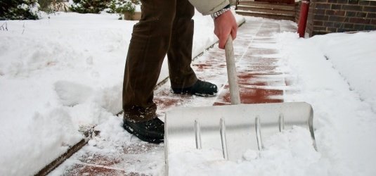 Salz streuen bei Schnee und Eis: Ist das erlaubt?