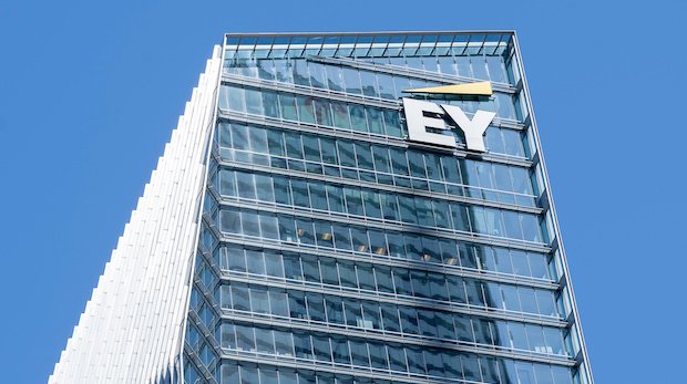 Ein Gebäude mit EY-Logo
