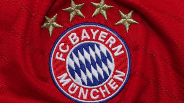 Logo des FC Bayern München auf einem Trikot