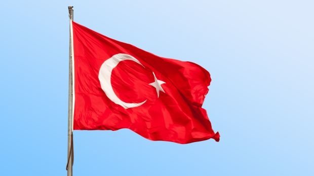 Eine Türkeiflagge flattert im Wind