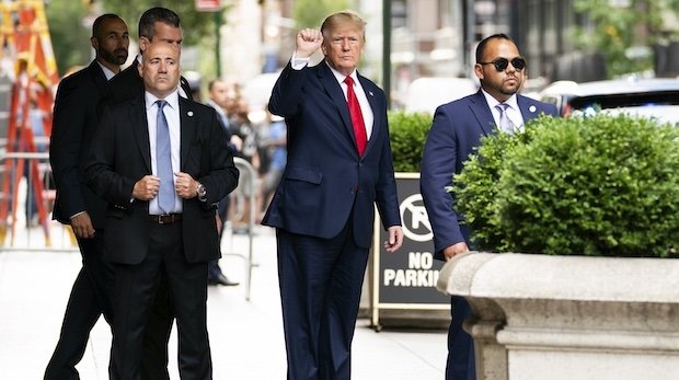 10.08.2022: Donald Trump verlässt den Trump Tower auf dem Weg zum Büro der Generalstaatsanwältin.