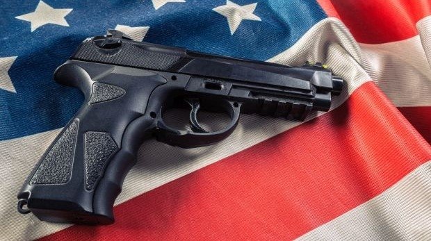 Pistole auf amerikanischer Flagge