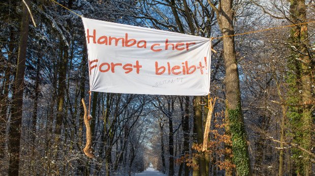 Ein Transparent über einem Zugangsweg zum Hambacher Forst