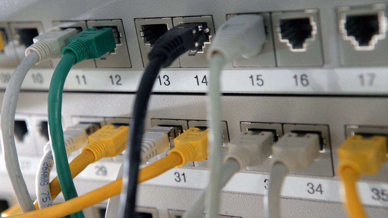 Ethernet-Kabel in einem Hub