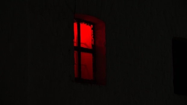 Fenster mit Rotlicht