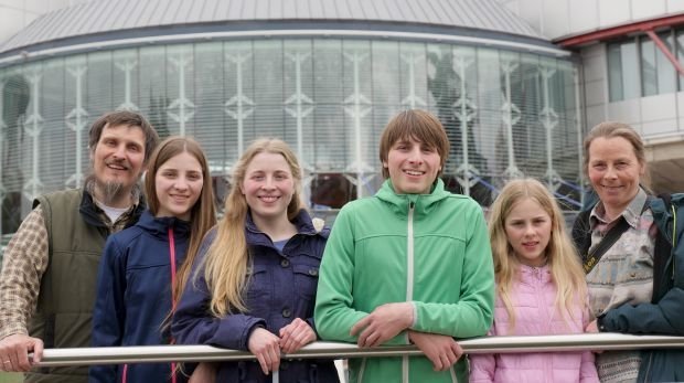 Dirk (l) und Petra Wunderlich (r) stehen am 06.04.2017 in Straßburg mit ihren vier Kindern vor dem Europäischen Gerichtshof für Menschenrechte.