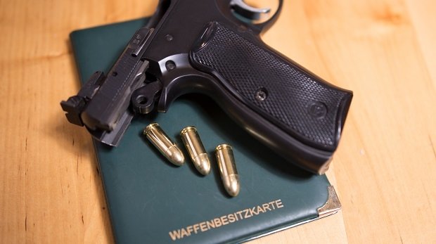 Pistole mit Munition auf einer Waffenbesitzkarte