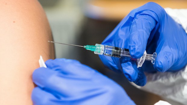 Medizinisches Personal nimmt Impfung am Arm vor.