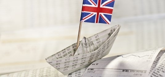 Papierschiffchen mit britischer Flagge