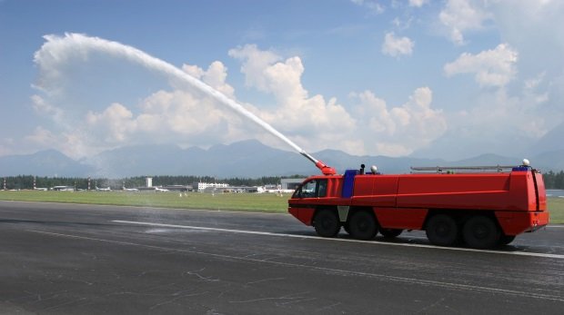 Feuerwehrauto im Einsatz am Flughafen (Symbol)