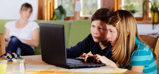 Kinder surfen im Internet (Symbolbild)