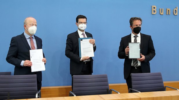 Michael Theurer, Marco Buschmann und Stephan Thomae präsentieren die Verfassungsbeschwerde in der Bundespressekonferenz