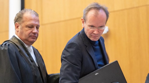 Markus Braun mit seinem Verteidiger Alfred Dierlamm im Gerichtssaal der JVA Stadelheim.