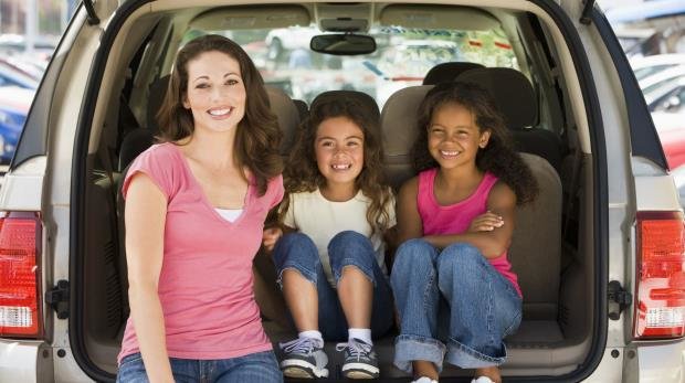 Frau mit Kindern im Auto