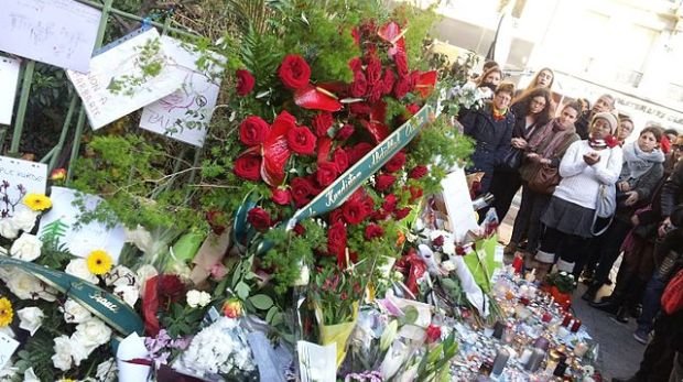 Menschen in Paris trauern nach den Anschlägen auf das Bataclan