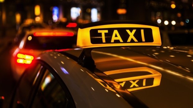 beleuchtete Taxischilder bei Nacht
