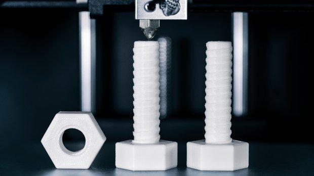 Schrauben und Mutter aus einem 3D-Drucker