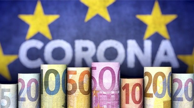 Euro-Scheine vor EU-Flagge