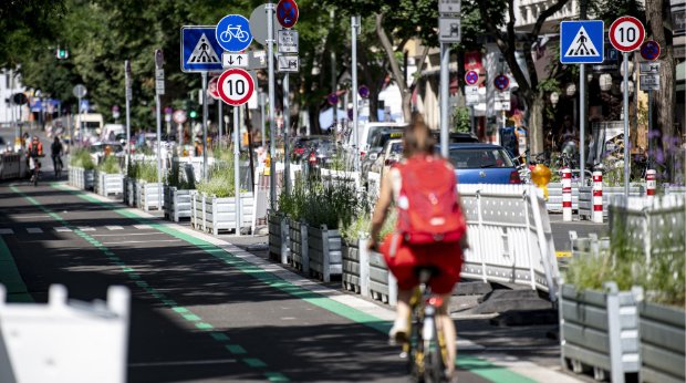 Der Fahrradweg auf der verkehrsberuhigten Bergmannstraße in Berlin, 18.07.2021.