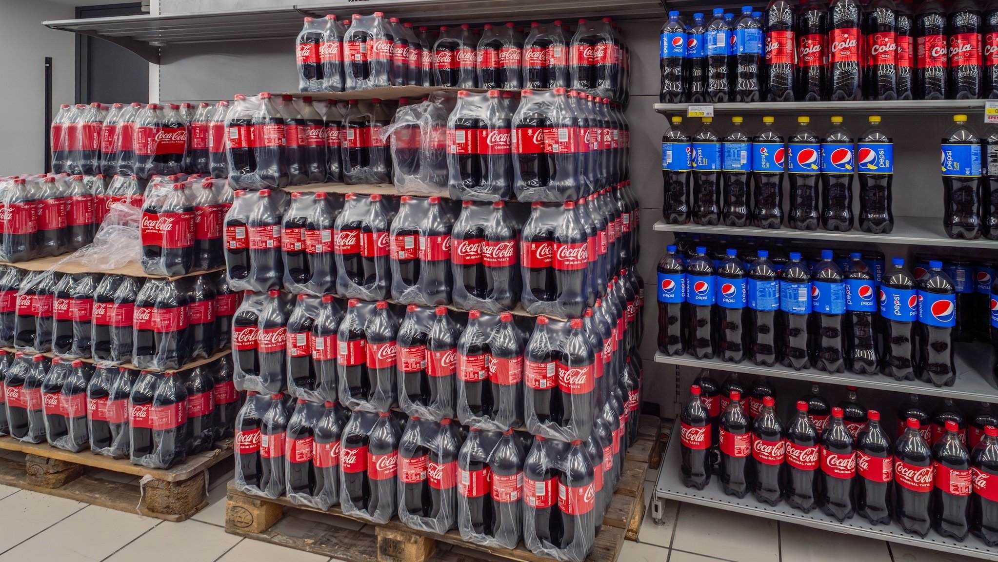 Verschiedene Cola-Getränke in einem Supermarkt