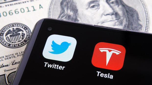 App-Icons von Twitter und Tesla auf ein Smartphone